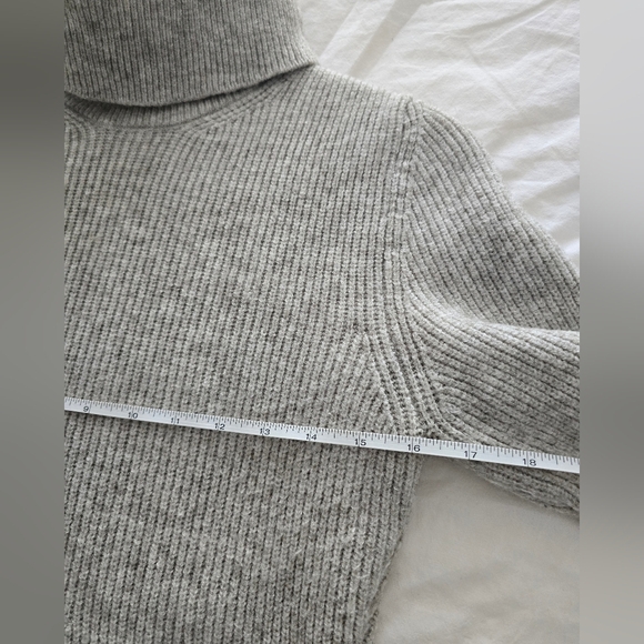 Zara Cozy Gray Turtleneck Sweater - Picture 5 of 7